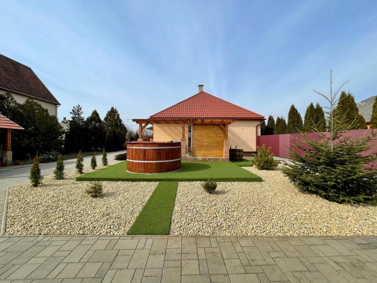 Halvány Vendégház Vasarosnameny Exterior foto